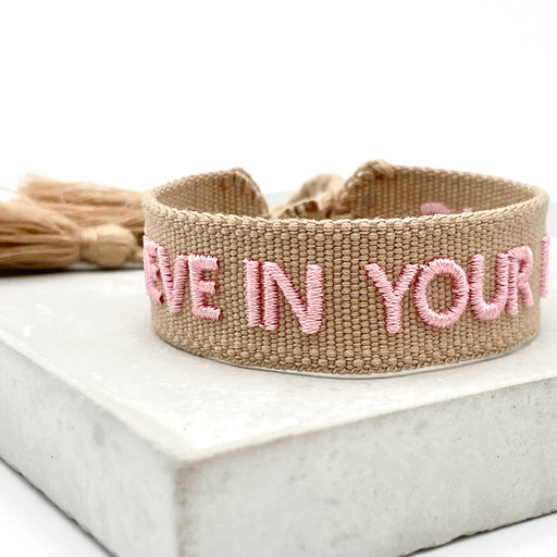 KI-generiertes Bild,Canvas Statement Armband Believe in Your Magic Taupe Rose Quasten besticktes Webarmband
