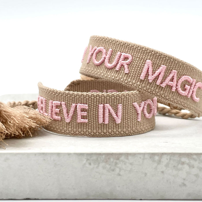 KI-generiertes Bild,Canvas Statement Armband Believe in Your Magic Taupe Rose Quasten besticktes Webarmband
