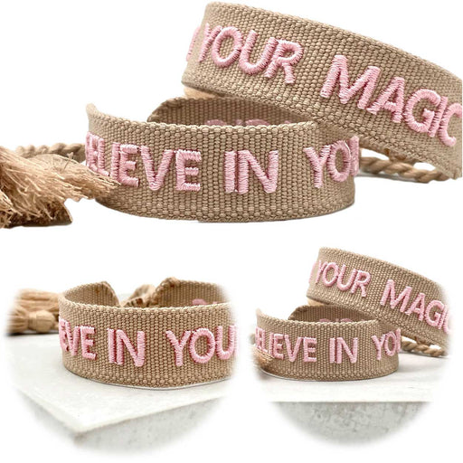 KI-generiertes Bild Canvas Statement Armband Believe in Your Magic Taupe Rose Quasten besticktes Webarmband
