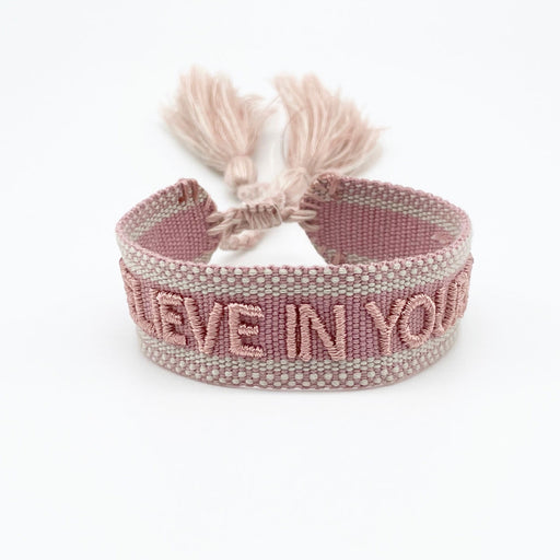 KI-generiertes Bild,Canvas Statement Armband Believe in Yourself Rose Altrosa Quasten besticktes Webarmband