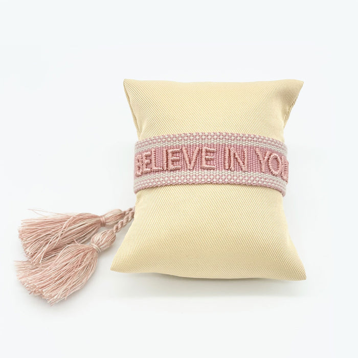 KI-generiertes Bild,Canvas Statement Armband Believe in Yourself Rose Altrosa Quasten besticktes Webarmband
