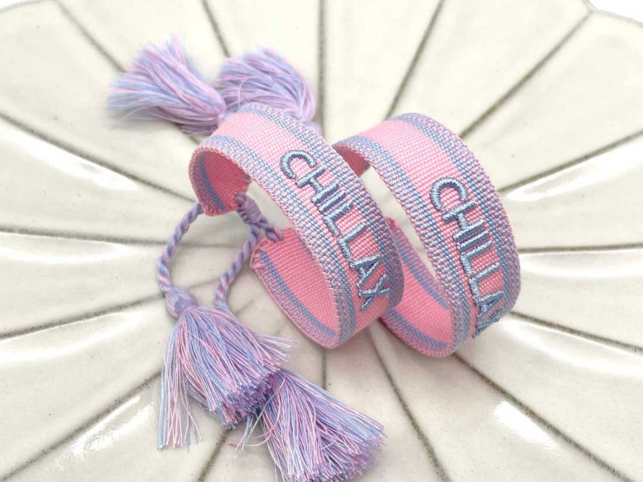KI-generiertes Bild,Canvas Statement Armband Chillax Rose Blau Quasten besticktes Webarmband