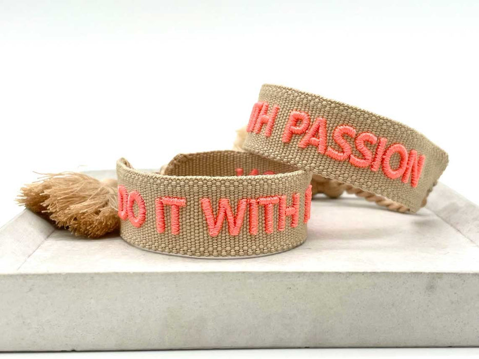 KI-generiertes Bild,Canvas Statement Armband Do it with Passion Grau Neon Quasten besticktes Webarmband