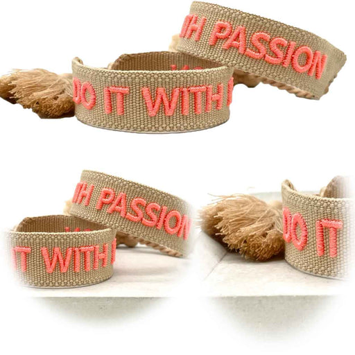 KI-generiertes Bild Canvas Statement Armband Do it with Passion Grau Neon Quasten besticktes Webarmband