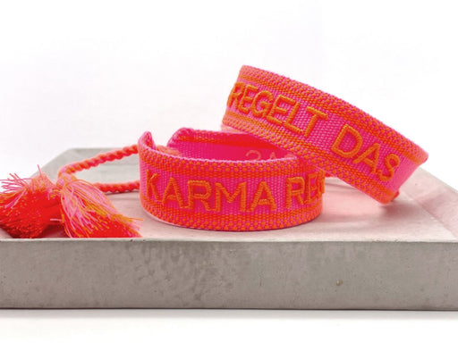 KI-generiertes Bild,Canvas Statement Armband Karma regelt das Neon Pink Orange Quasten besticktes Webarmband