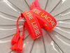 KI-generiertes Bild,Canvas Statement Armband Lebe Liebe Lache Neon Orange Pink Quasten besticktes Webarmband