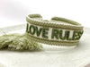 KI-generiertes Bild,Canvas Statement Armband Love Rules Weiß Grün Quasten besticktes Webarmband