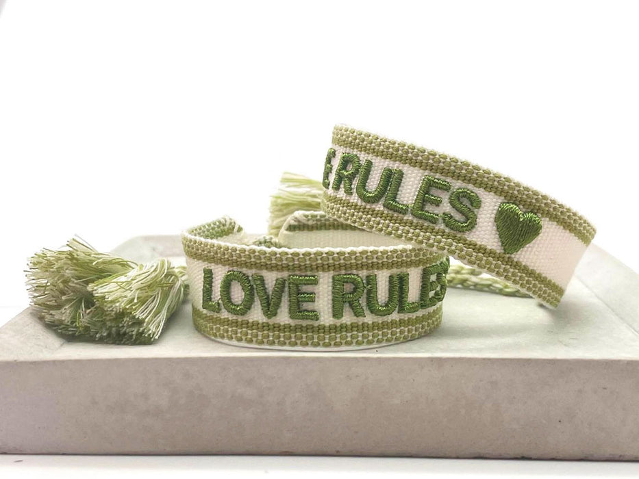 KI-generiertes Bild,Canvas Statement Armband Love Rules Weiß Grün Quasten besticktes Webarmband