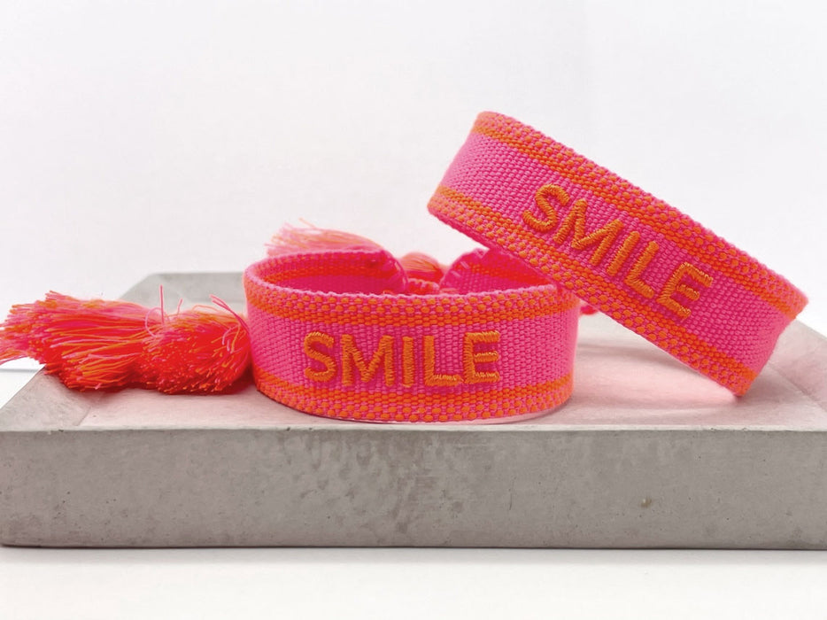 KI-generiertes Bild,Canvas Statement Armband Smile Neon Pink Orange Quasten besticktes Webarmband