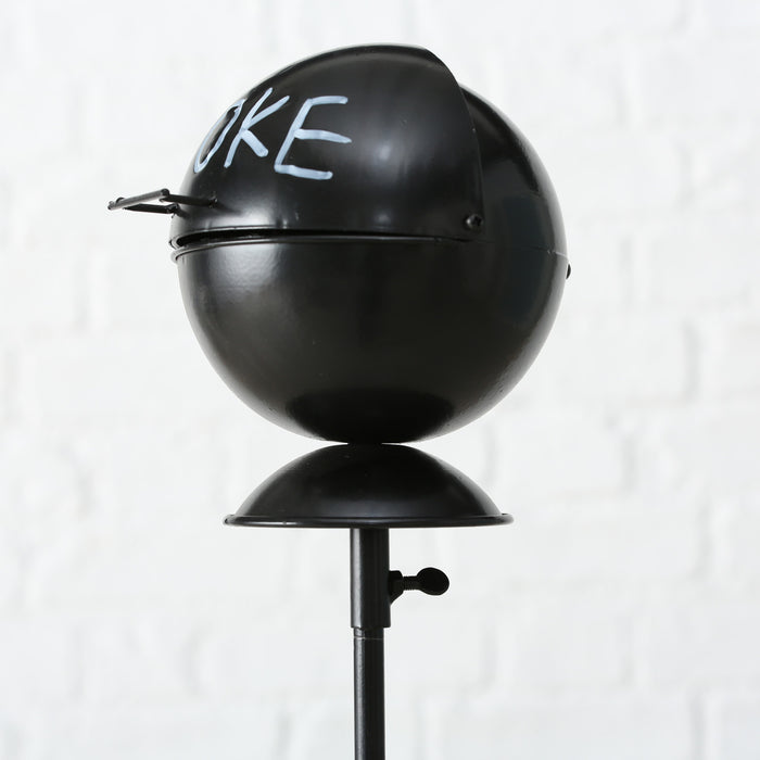 KI-generiertes Bild,XL Windaschenbecher Metall BBQ Grill Smoke Schwarz Gartenstab 65-115cm Ascher