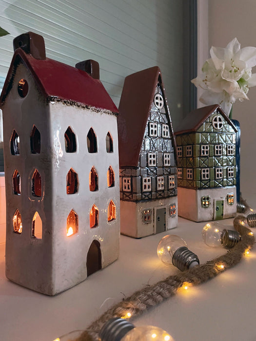 KI-generiertes Bild,Teelichthaus Lichterhaus Aarhus 31cm Keramik Fachwerkhaus Laterne Teelichthalter