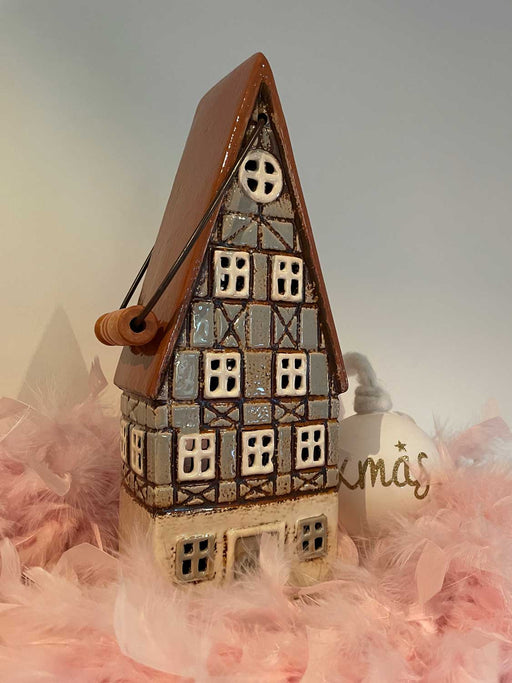 KI-generiertes Bild,Teelichthaus Lichterhaus Aarhus 31cm Keramik Fachwerkhaus Laterne Teelichthalter