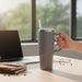 KI-generiertes Bild,XL Edelstahl Trinkbecher Anthrazit 1200ml mit Griff Vakuum Kaffeebecher Coffee to Go