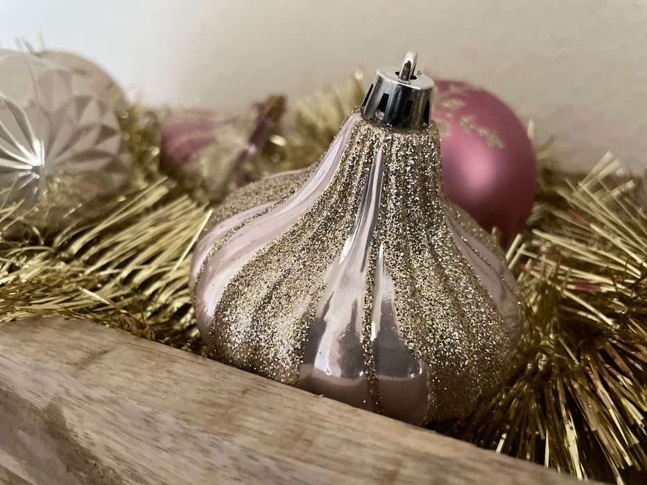 KI-generiertes Bild,5 Vintage Christbaumkugeln 8cm Kunststoff Rosa Pink Gold Weihnachtskugeln