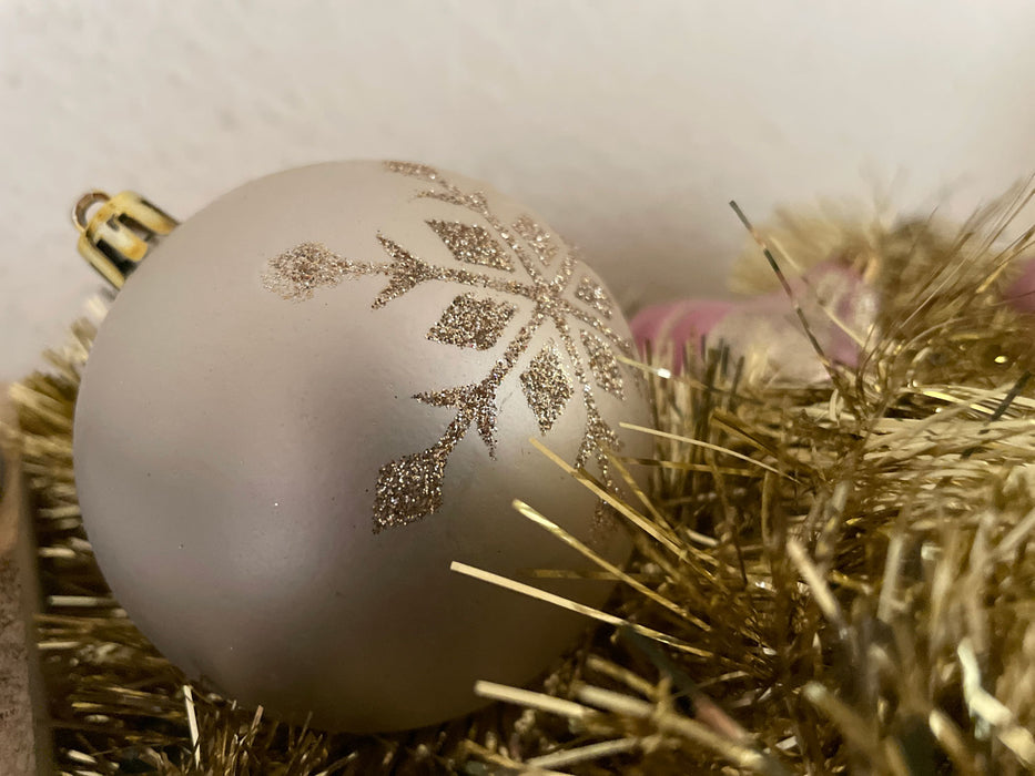 KI-generiertes Bild,5 Vintage Christbaumkugeln 8cm Kunststoff Rosa Pink Gold Weihnachtskugeln