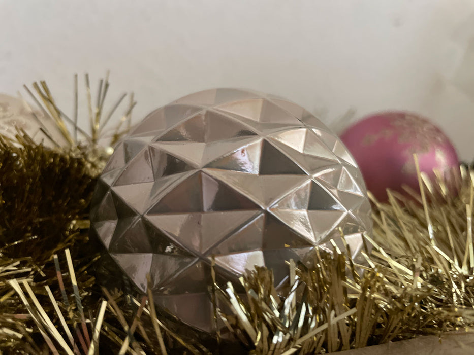 KI-generiertes Bild,5 Vintage Christbaumkugeln 8cm Kunststoff Rosa Pink Gold Weihnachtskugeln