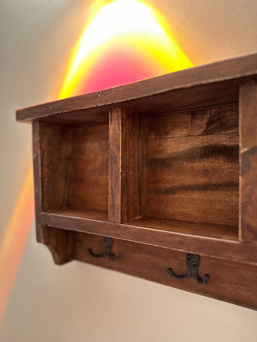KI-generiertes Bild,Exkluisve XL Vintage Holz Wandgarderobe 70cm mit Ablage 4-fach Regal Doppelhaken