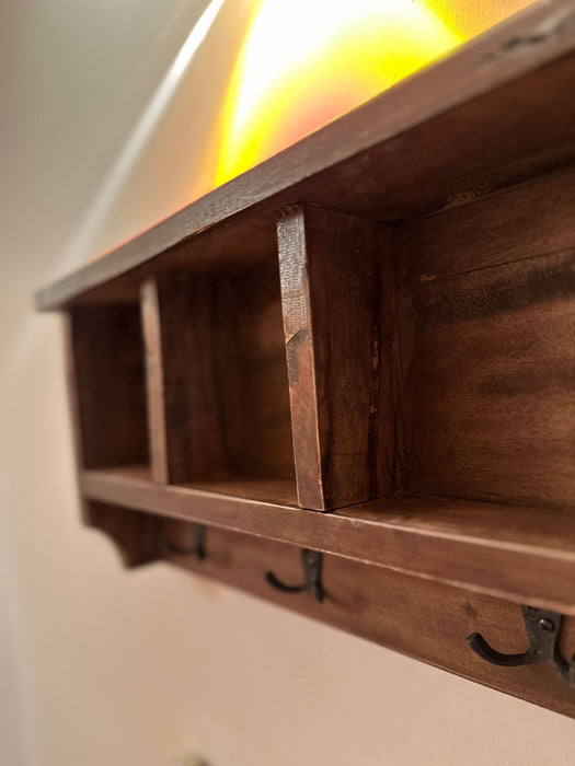 KI-generiertes Bild,Exkluisve XL Vintage Holz Wandgarderobe 70cm mit Ablage 4-fach Regal Doppelhaken