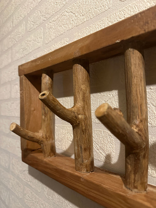 KI-generiertes Bild,Vintage Wandgarderobe 4 Ast-Haken ?? Fundholz ?? 45cm Baumstamm Garderobenleiste