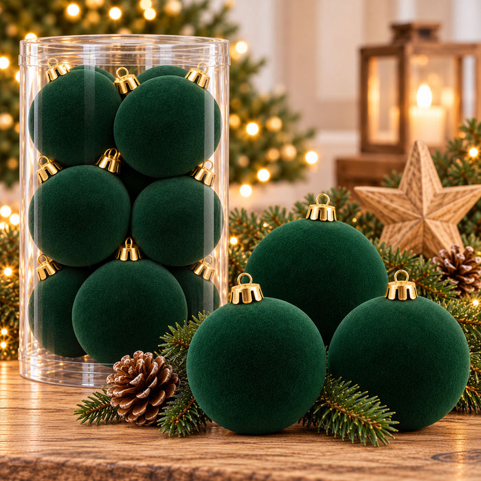 KI-generiertes Bild 8 XL Design Weihnachtskugeln 8cm Samt Grün Piniengrün Kunststoff Baumkugel Deko
