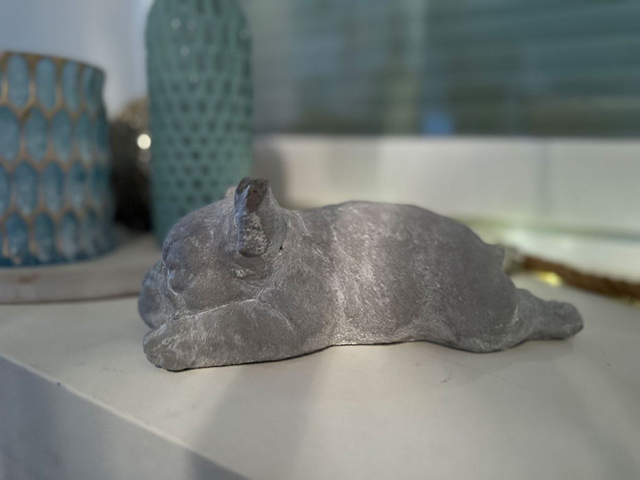 KI-generiertes Bild,Beton Deko Französische Bulldogge Frenchie 25x10cm Grau Weiß Figur Statue Objekt