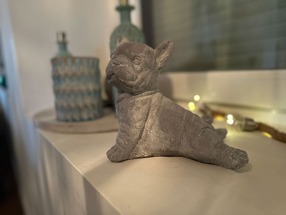 KI-generiertes Bild,Beton Deko Französische Bulldogge Frenchie 20x18cm Grau Weiß Figur Statue Objekt