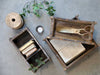KI-generiertes Bild,Holz Ziegelform 32x16x10cm Unika Braun alte Backsteinform Cutlery Deko