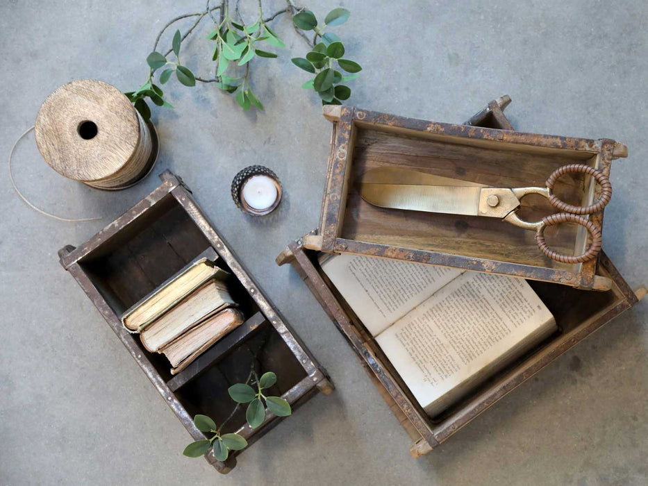 KI-generiertes Bild,Holz Ziegelform 32x16x10cm Unika Braun alte Backsteinform Cutlery Deko