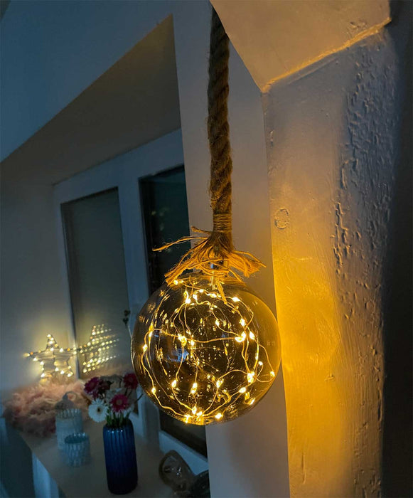 KI-generiertes Bild,XL LED Deko Glas Licht-Kugel 14cm Hanf-Tau Timer WarmWeiß Batterie Sisal-Seil